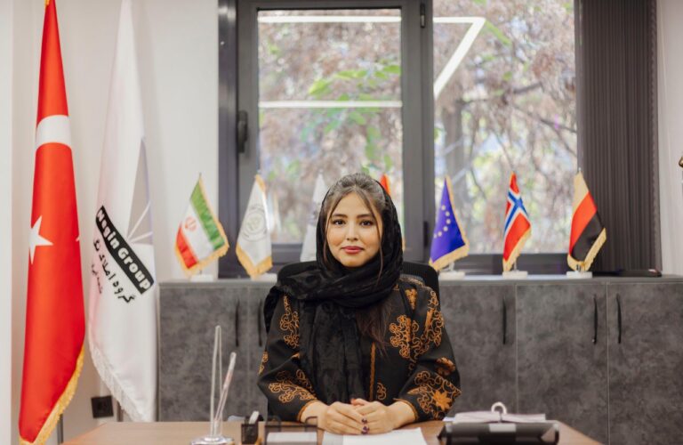 آشنایی با نمایندگان گروه نگین